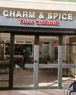 Elegancia que se nota desde el primer vistazo. 🖤
En este proyecto para un negocio hostelero de Rota, hemos realizado una instalación de cerramientos de aluminio en Rota en acabado negro, aportando carácter, resistencia y un diseño actual que encaja a la perfección con el entorno.
.
☎️ 𝟔𝟖𝟓.𝟖𝟑𝟔.𝟔𝟔𝟔
📧Escríbenos si quieres información sin compromiso a info@aricruzaluminio.com
.
#carpinteriadealuminioenRota #techosmovilesenrota #cerramientosdealuminioenRota