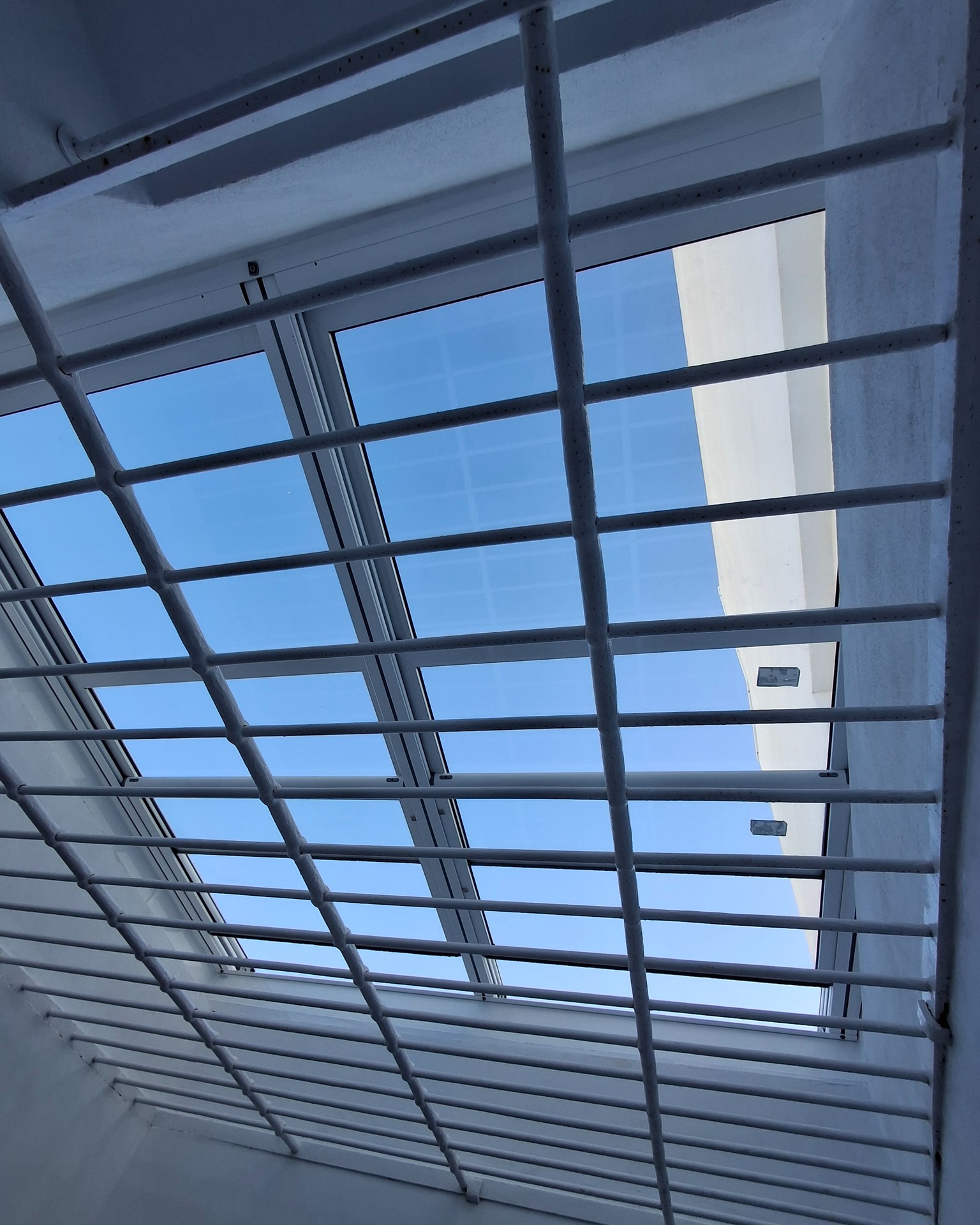 ☀️✨ Luz cuando la quieres, protección cuando la necesitas 👉 Un techo corredizo de aluminio es la solución perfecta para disfrutar de espacios llenos de claridad sin renunciar al confort. Permite la entrada de luz natural, se abre fácilmente para ventilar y se adapta a tu día a día.
🔰 En este proyecto, además, incorporamos una reja de seguridad para aportar un extra de tranquilidad sin perder estética.
.
☎️ 𝟔𝟖𝟓.𝟖𝟑𝟔.𝟔𝟔𝟔
📧 info@aricruzaluminio.com