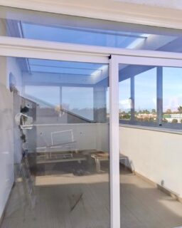 👉 La combinación de techo de cristal con puertas de aluminio es ideal para el cerramiento de tu terraza: máxima luminosidad y aislamiento cuando lo necesitas. Disfruta de tus vistas todo el año sin estar pendiente del clima.
.
☎️ 𝟔𝟖𝟓.𝟖𝟑𝟔.𝟔𝟔𝟔
📧 info@aricruzaluminio.com
.
#techosdealuminioencadiz #techosdealuminio #puertasdealuminio #cerramientosdeterraza