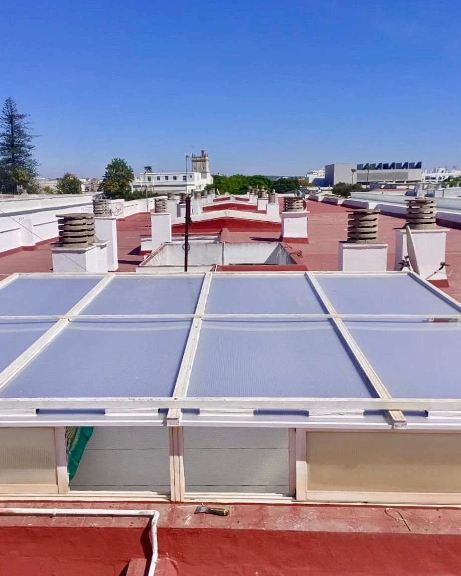 ☀️🏡 Muchos nos preguntáis por los techos de policarbonato… ¡y aquí tenéis un ejemplo! En Aricruz Aluminio acabamos de instalar este techo a medida en una terraza de San Fernando, combinando protección, luminosidad y diseño personalizado.
✅ Resistente a la lluvia y el sol
✅ Máxima entrada de luz natural
✅ Perfecto para disfrutar de tu terraza todo el año
Si quieres transformar tu espacio exterior en un lugar cómodo y elegante, este tipo de techo es la solución ideal. 🌿✨
.
☎️ 𝟔𝟖𝟓.𝟖𝟑𝟔.𝟔𝟔𝟔
📧 info@aricruzaluminio.com