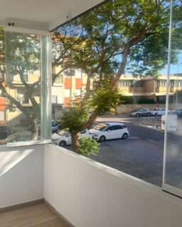 ✨ Disfruta de la luz y las vistas sin barreras 👉 Nuestro equipo ha realizado este cerramiento con cortina de cristal SERIE Basic Pro, una solución elegante y versátil que permite disfrutar del exterior todo el año, sin perder luminosidad ni estilo. Perfecto para terrazas, porches o espacios que buscan amplitud y confort.
📩 ¿Quieres un proyecto así en tu hogar o negocio? Escríbenos: .
☎️ 𝟔𝟖𝟓.𝟖𝟑𝟔.𝟔𝟔𝟔
📧 info@aricruzaluminio.com