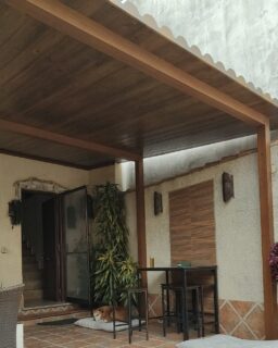 🏡✨ Nuevo proyecto terminado 👉 Instalación de techo fijo con imitación a madera y tejas en San Fernando (Cádiz) . Una solución perfecta para ganar protección frente al sol y la lluvia sin renunciar a una estética tradicional y elegante.
𝑬𝒔𝒕𝒆 𝒕𝒊𝒑𝒐 𝒅𝒆 𝒕𝒆𝒄𝒉𝒐𝒔 𝒄𝒐𝒎𝒃𝒊𝒏𝒂 𝒓𝒆𝒔𝒊𝒔𝒕𝒆𝒏𝒄𝒊𝒂, 𝒅𝒖𝒓𝒂𝒃𝒊𝒍𝒊𝒅𝒂𝒅 𝒚 𝒖𝒏 𝒂𝒄𝒂𝒃𝒂𝒅𝒐 𝒎𝒖𝒚 𝒅𝒆𝒄𝒐𝒓𝒂𝒕𝒊𝒗𝒐, 𝒊𝒏𝒕𝒆𝒈𝒓𝒂́𝒏𝒅𝒐𝒔𝒆 𝒑𝒆𝒓𝒇𝒆𝒄𝒕𝒂𝒎𝒆𝒏𝒕𝒆 𝒄𝒐𝒏 𝒍𝒂 𝒗𝒊𝒗𝒊𝒆𝒏𝒅𝒂 𝒚 𝒂𝒑𝒐𝒓𝒕𝒂𝒏𝒅𝒐 𝒖𝒏 𝒆𝒔𝒑𝒂𝒄𝒊𝒐 𝒎𝒂́𝒔 𝒂𝒑𝒓𝒐𝒗𝒆𝒄𝒉𝒂𝒃𝒍𝒆 𝒅𝒖𝒓𝒂𝒏𝒕𝒆 𝒕𝒐𝒅𝒐 𝒆𝒍 𝒂𝒏̃𝒐. ¿Quieres transformar tu patio o terraza? En Aricruz Aluminio te ayudamos a hacerlo realidad.
.
☎️ 𝟔𝟖𝟓.𝟖𝟑𝟔.𝟔𝟔𝟔
📧 info@aricruzaluminio.com
.
#techosdealuminio #cerramientosdeporches #carpinteriametalica