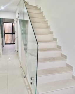 ✨ Diseño que abre espacios, seguridad que da tranquilidad 👉 Nueva barandilla de aluminio instalada en Puerto Real, con un acabado moderno y minimalista que potencia la amplitud visual sin renunciar a la protección.
Un resultado limpio, elegante y funcional, perfecto para quienes buscan seguridad con estilo y sin recargar el espacio. 🏡
.
☎️ 𝟔𝟖𝟓.𝟖𝟑𝟔.𝟔𝟔𝟔
📧 info@aricruzaluminio.com