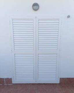 Un detalle que cambia por completo la fachada… y el confort interior ✨🏡 En Aricruz hemos realizado este proyecto de mallorquina de aluminio en Rota, una solución elegante y práctica que aporta privacidad, protección solar y una estética atemporal perfecta para cualquier vivienda.
💪 Resistente, duradera y con mínimo mantenimiento, ideal para disfrutar de más sombra y más comodidad durante todo el año. ⏩️ DESLIZA para ver más detalles 
📍Proyecto realizado en Rota. Calidad a medida en cada instalación.
.
☎️ 𝟔𝟖𝟓.𝟖𝟑𝟔.𝟔𝟔𝟔
📧 info@aricruzaluminio.com
.
#mallorquinasdealuminio #puertasdealuminio #carpinteriametalicaenRota