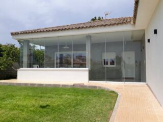✨ Un espacio más luminoso, elegante y aprovechable durante todo el año. En este proyecto realizado en El Puerto de Santa María hemos instalado una cortina de cristal serie Standard, una solución perfecta para proteger terrazas y exteriores sin perder vistas ni amplitud visual.
Diseño minimalista, máxima entrada de luz y confort para disfrutar del espacio en cualquier época. 🏡
.
☎️ 𝟔𝟖𝟓.𝟖𝟑𝟔.𝟔𝟔𝟔
📧 info@aricruzaluminio.com
.
#cristaleriaenelpuertodesantamaria #cortinadecristal