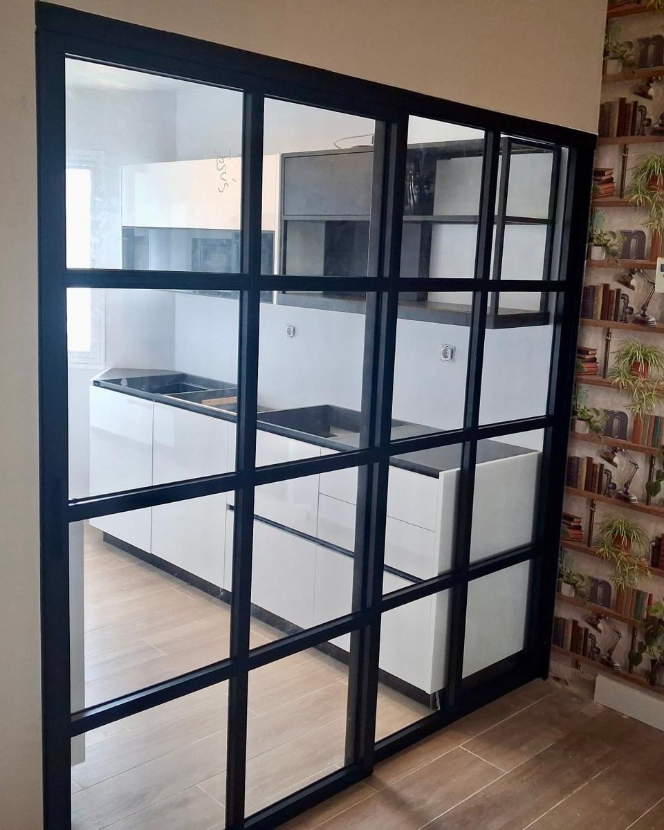 ✨ Diseño industrial, elegancia y personalidad para transformar cualquier espacio. En este proyecto en Cádiz hemos realizado una división de ambientes con la serie Loft de @aluminios_galisur , una solución perfecta para separar espacios sin perder amplitud ni luminosidad. 🏡 Un acabado moderno y sofisticado que aporta carácter y funcionalidad a la vivienda.
.
#carpinteriadealuminio #cadiz #proyectosenaluminio