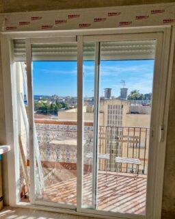 ☀☀ Más luz, más vistas y más comodidad. Las puertas correderas de aluminio son una excelente solución para conectar el interior de la vivienda con balcones y terrazas, aprovechando al máximo el espacio disponible y favoreciendo la entrada de luz natural. ✅ En Aricruz Aluminios fabricamos e instalamos cerramientos a medida, combinando diseño, funcionalidad y durabilidad para adaptarnos a las necesidades de cada hogar. 
.
☎️ 𝟔𝟖𝟓.𝟖𝟑𝟔.𝟔𝟔𝟔
📧 info@aricruzaluminio.com
.
#puertasdealuminio #carpinteriadealuminio #aluminioenElPuertodeSantaMaria