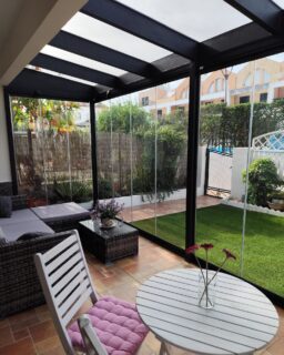 ✨ Un porche que se abre al exterior… y se disfruta todo el año.
Las cortinas de cristal de Aricruz Aluminio transforman tu espacio, aportando luz, elegancia y protección sin perder las vistas ni la conexión con el exterior. 🏡🌿 Si estás pensando en cerrar tu terraza o porche, este puede ser el cambio que tu hogar necesita.
📩 Pide información sin compromiso en info@aricruzaluminio.com y te asesoramos en tu proyecto.
.
#techosdecristal #cortinasdecristal #cerramientosdealuminio #cristaleriaenelpuertodesantamaria