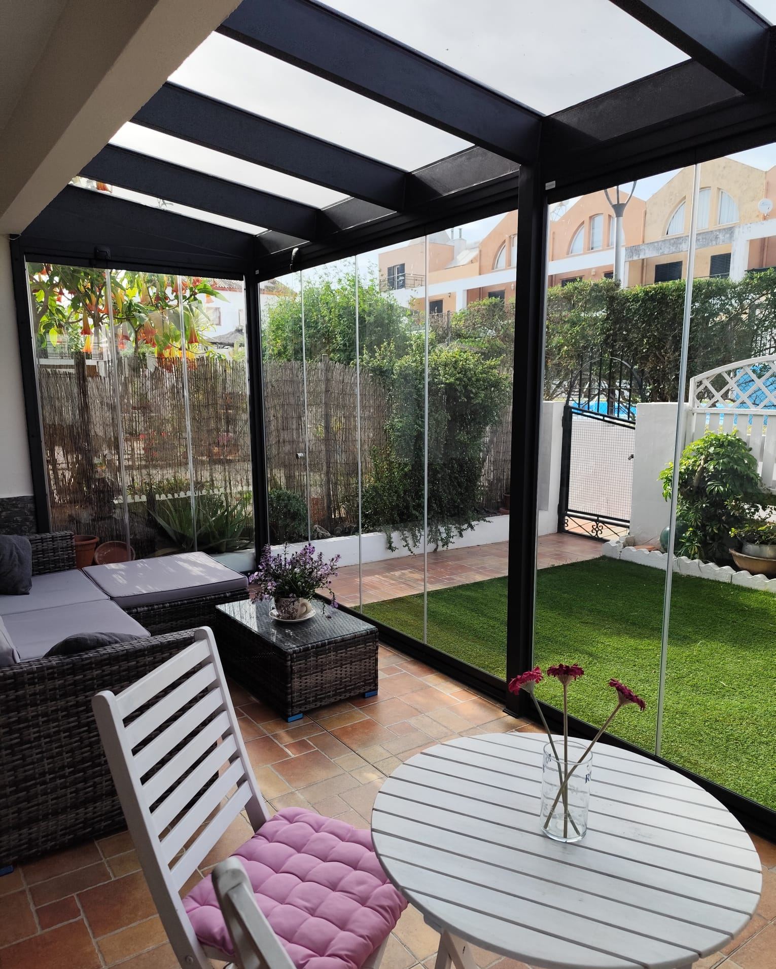✨ Un porche que se abre al exterior… y se disfruta todo el año.
Las cortinas de cristal de Aricruz Aluminio transforman tu espacio, aportando luz, elegancia y protección sin perder las vistas ni la conexión con el exterior. 🏡🌿 Si estás pensando en cerrar tu terraza o porche, este puede ser el cambio que tu hogar necesita.
📩 Pide información sin compromiso en info@aricruzaluminio.com y te asesoramos en tu proyecto.
.
#techosdecristal #cortinasdecristal #cerramientosdealuminio #cristaleriaenelpuertodesantamaria