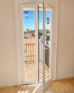 🚪✨ En esta instalación hemos colocado una puerta de aluminio en vivienda, diseñada para aportar resistencia, durabilidad y un uso cómodo en el día a día. Un proyecto funcional, real y adaptado a las necesidades del cliente.
👉En Aricruz Aluminio trabajamos cada instalación buscando siempre la mejor solución para cada espacio, cuidando tanto el resultado final como su utilidad a largo plazo. 🏡 Soluciones reales para hogares reales.
.
☎️ 𝟔𝟖𝟓.𝟖𝟑𝟔.𝟔𝟔𝟔
📧 info@aricruzaluminio.com
.
#balcones #puertasdealuminio #ventanasdealuminio
