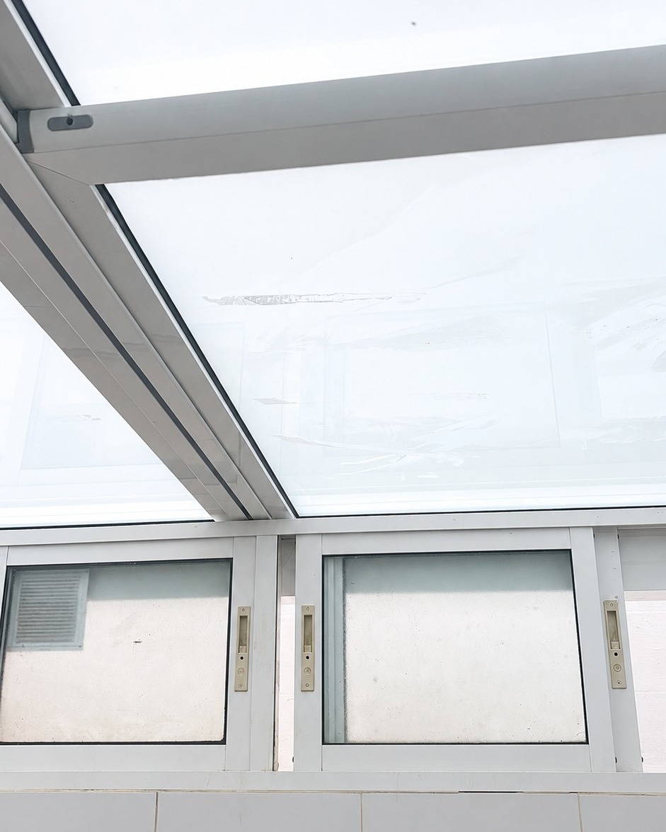 Un techo motorizado se puede instalar en cualquier patio o porche y combinarlo con otras opciones como ventanas correderas o cortinas de cristal, ¡elige la mejor opción que combine con tu hogar! 📩 Escríbenos y te asesoramos.
☎️ 𝟔𝟖𝟓.𝟖𝟑𝟔.𝟔𝟔𝟔
📧 info@aricruzaluminio.com