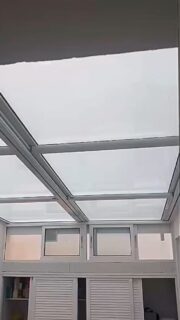 Los techos automáticos son perfectos para cerrar cualquier rincón. En este caso, lo hemos instalado en un lavadero. Una idea súper práctica para poder usar el espacio y tender la ropa haga sol o llueva, ¿qué te parece?
.
#carpinteriametalica #techosautomaticos #carpinteriadealuminio
