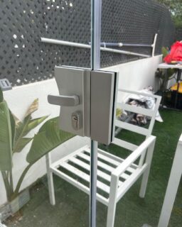 🔒 En nuestras cortinas de cristal, cada elemento está pensado para ofrecer una combinación perfecta de seguridad, funcionalidad y diseño. Las cerraduras que incorporamos no solo proporcionan un cierre fiable y resistente, sino que también mantienen la estética elegante y minimalista que caracteriza a este tipo de instalaciones.
👉 Porque un buen cerramiento no solo se mide por el cristal, sino por la calidad de todos sus componentes. En Aricruz Aluminio trabajamos con soluciones que cuidan cada detalle para que disfrutes de un espacio seguro, cómodo y con un acabado impecable.
.
📞 685 836 666
🌐 info@aricruzaluminio.com
.
#cortinasdecristal #cristaleriaenelpuertodesantamaria #aricruzaluminio