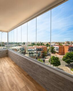 ✨ Más espacio, más luz y una nueva forma de disfrutar de tu terraza. Esta instalación de cortina de cristal de Aricruz permite cerrar el espacio sin perder la sensación de amplitud ni las vistas. Un acabado elegante y funcional para aprovechar cada rincón durante todo el año. 🏡 Soluciones a medida para disfrutar más de tu hogar.
.
📞 685 836 666
🌐 info@aricruzaluminio.com
.
#cortinasdecristal #cerramientosdeterraza #aricruzaluminio