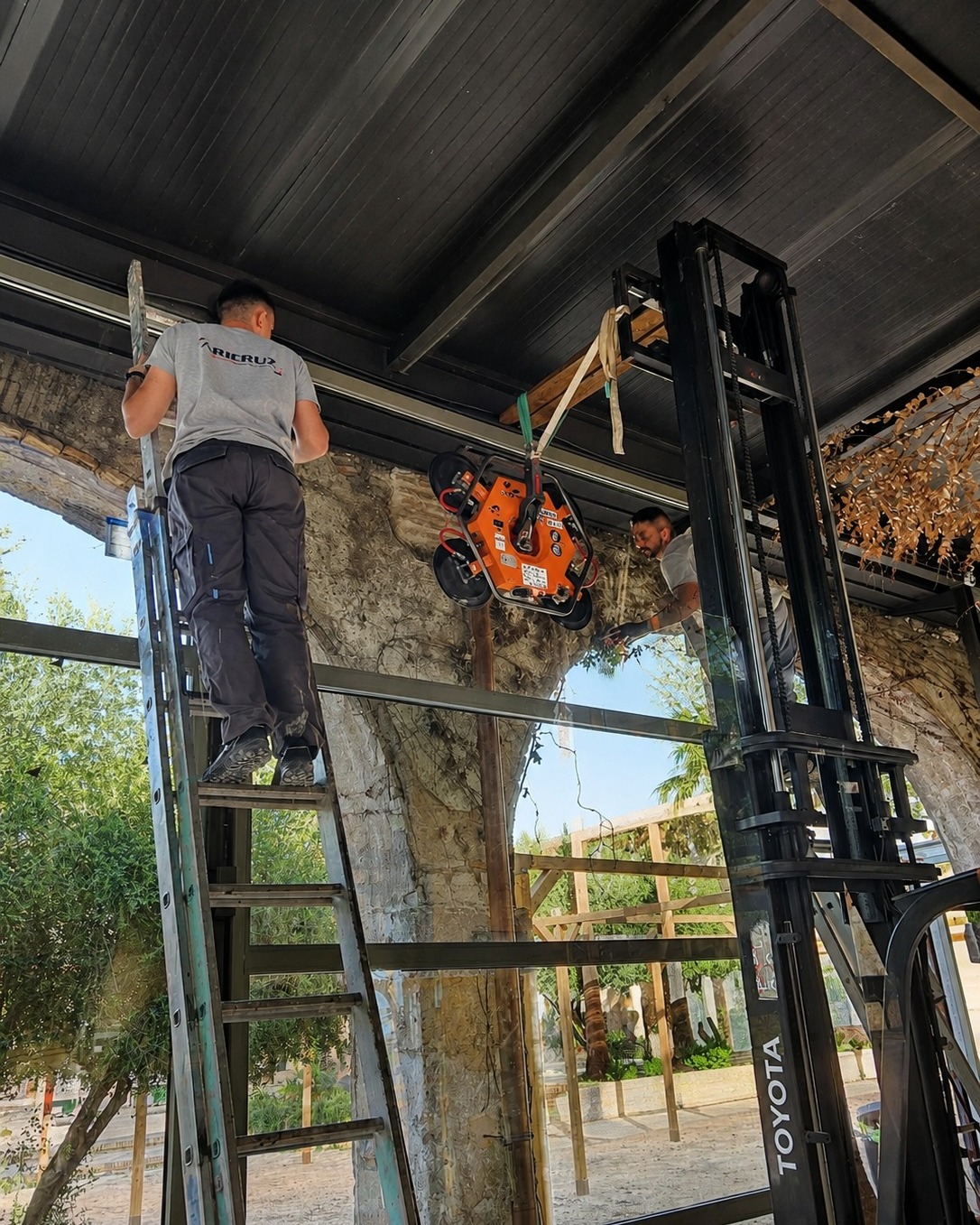 🏗👷 𝐃𝐞𝐭𝐫𝐚́𝐬 𝐝𝐞 𝐜𝐚𝐝𝐚 𝐩𝐫𝐨𝐲𝐞𝐜𝐭𝐨 𝐭𝐞𝐫𝐦𝐢𝐧𝐚𝐝𝐨 𝐡𝐚𝐲 𝐦𝐮𝐜𝐡𝐚𝐬 𝐡𝐨𝐫𝐚𝐬 𝐝𝐞 𝐭𝐫𝐚𝐛𝐚𝐣𝐨, 𝐩𝐫𝐞𝐜𝐢𝐬𝐢𝐨́𝐧 𝐲 𝐝𝐞𝐝𝐢𝐜𝐚𝐜𝐢𝐨́𝐧. En Aricruz nos gusta enseñar también esa parte que no siempre se ve: nuestro equipo trabajando in situ, cuidando cada medida, cada unión y cada detalle para que el resultado final esté a la altura del proyecto.
✅ Un buen acabado empieza mucho antes de la foto final.
.
📞 685 836 666
🌐 info@aricruzaluminio.com
.
#carpinteriadealuminio #cristaleriaenelpuerto #aricruzaluminio
