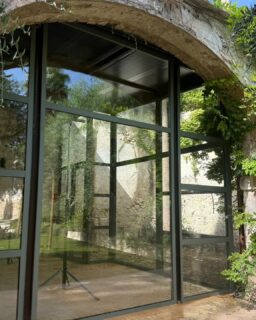 Un color que enamora. Una luz que cambia el espacio. Y un resultado que no necesita demasiadas palabras. La delicadeza del color y la naturaleza se convierten en protagonistas y encuentran en el cristal el compañero perfecto para crear un ambiente fresco, elegante y lleno de personalidad. 𝘏𝘢𝘺 𝘤𝘰𝘮𝘣𝘪𝘯𝘢𝘤𝘪𝘰𝘯𝘦𝘴 𝘲𝘶𝘦 𝘴𝘪𝘮𝘱𝘭𝘦𝘮𝘦𝘯𝘵𝘦 𝘧𝘶𝘯𝘤𝘪𝘰𝘯𝘢𝘯. 💚
ℹ Si quieres llevar a cabo un proyecto de carpintería metálica o vidrio, escríbenos y te informamos de lo que necesites en info@aricruzaluminio.com
.
#carpinteríadealuminio #cerramientosdealuminio #cristaleriaenelpuertodesantamaria