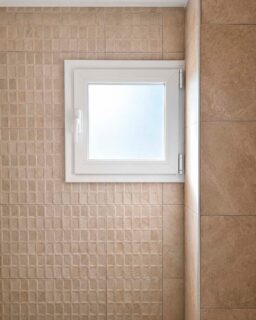 Cada espacio tiene sus propias necesidades. Y en un baño, cada centímetro cuenta.
👉 En este proyecto hemos instalado una ventana cuadrada de aluminio fabricada a medida, adaptada perfectamente al espacio y pensada para aportar luz natural y funcionalidad sin renunciar a una estética limpia y elegante.
📩 ¿Tienes un espacio con medidas especiales? Consúltanos.
.
📞 685 836 666
🌐 info@aricruzaluminio.com
.
#ventanasdealuminio #carpinteriametalica #elpuertodesantamaria