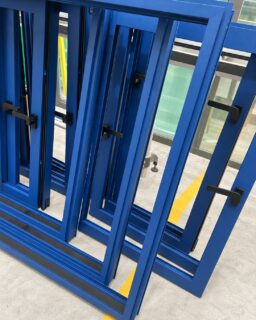 🛠 En Aricruz Aluminio hacemos realidad tus proyectos de cristalería y carpintería metálica en El Puerto de Santa María y toda la Bahía de Cádiz.
👷 Fabricamos, personalizamos e instalamos soluciones a medida para viviendas, negocios y edificios: puertas, ventanas, cerramientos, techos, cortinas de cristal, mamparas y mucho más. Nos adaptamos a las necesidades de cada espacio, cuidando los materiales, los acabados y cada detalle para conseguir un resultado funcional, duradero y estético. ¿Tienes un proyecto en mente? Cuéntanos qué necesitas y te ayudaremos a encontrar la solución más adecuada.
📩 Contacta con nosotros en info@aricruzaluminio.com y solicita tu presupuesto.
.
#carpinteriadealuminio #cristaleria #elpuertodesantamaria #jerezdelafrontera #rota