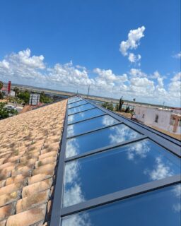 🏗 Os dejamos las imágenes del resultado y el proceso de la instalación tanto de la estructural como los vidrios en la bodega Sagrada Familia en El Puerto. Un proyecto único en este edificio tan especial. ¿Os gusta cómo ha quedado? 
.
📞 685 836 666
🌐 info@aricruzaluminio.com
.
#cristaleriaenelpuertodesantamaria #carpinteriametalica