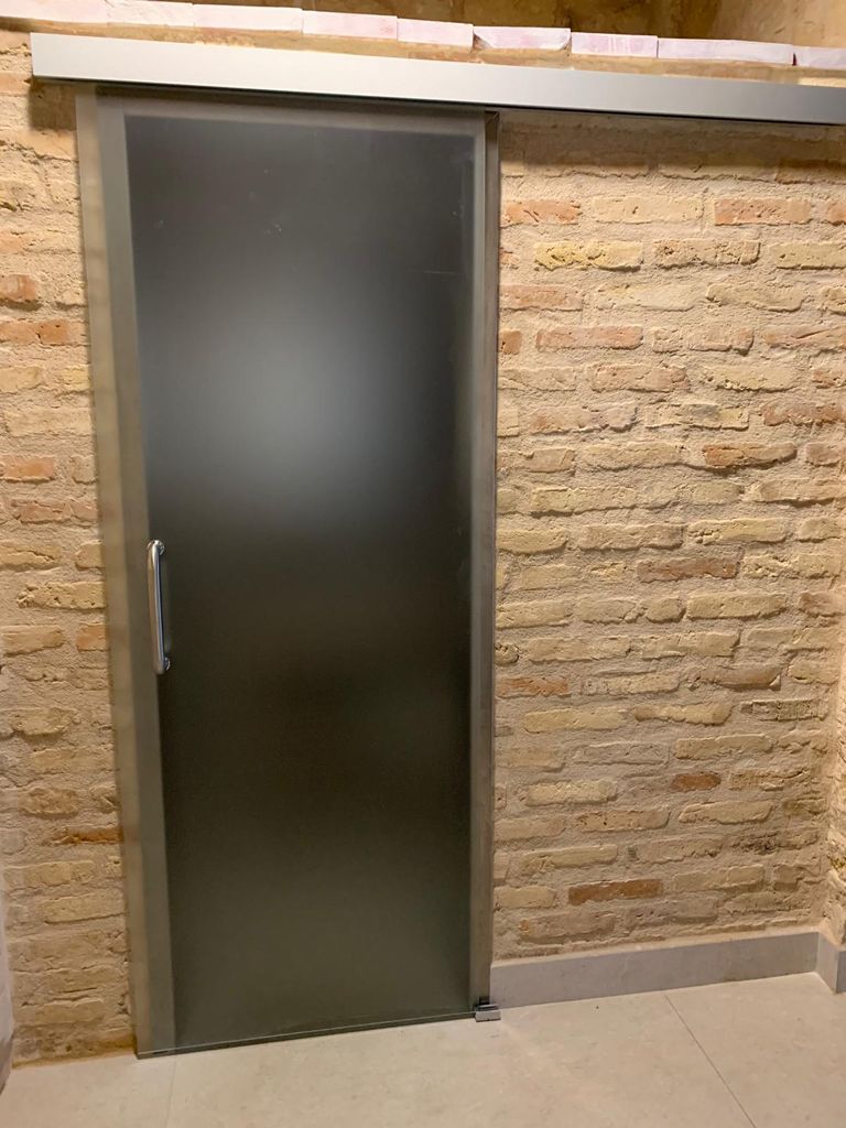 PUERTA CORREDERA CON GUIA KLEIN PARA BAÑO - Aricruzaluminio