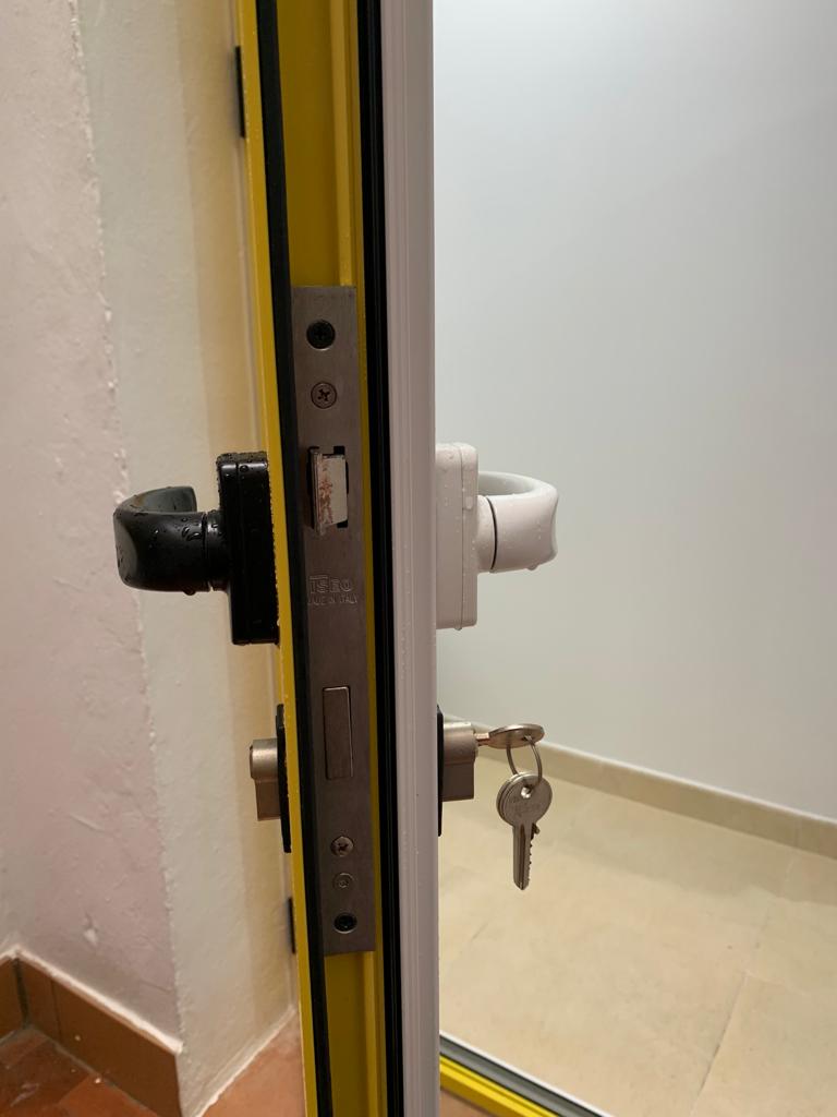 Cómo instalar una Chapa en una puerta de Aluminio 