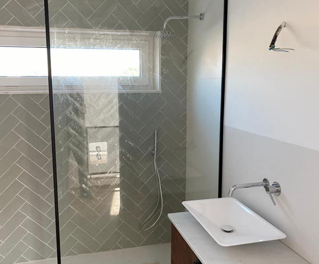 mamparas de ducha de cristal en el puerto de santa maria