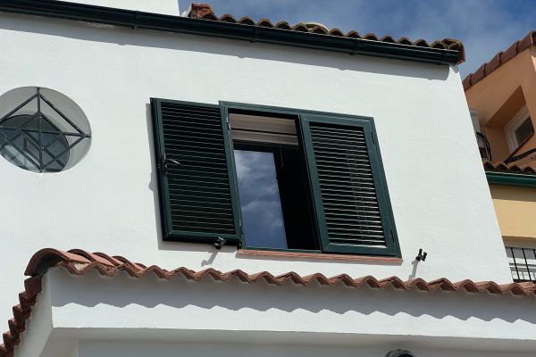 Instalación de mallorquinas para ventanas en El Puerto de Santa María