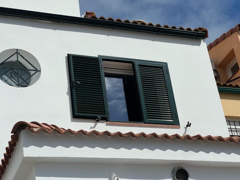 Instalación de mallorquinas para ventanas en El Puerto de Santa María