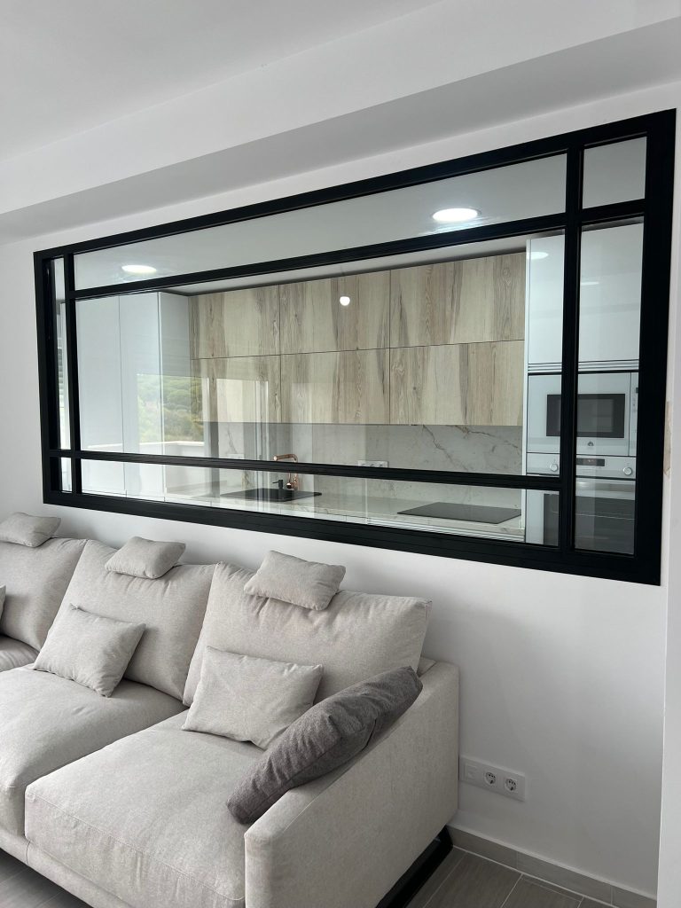 Separación de espacios vidrio y aluminio El Puerto de Santa María