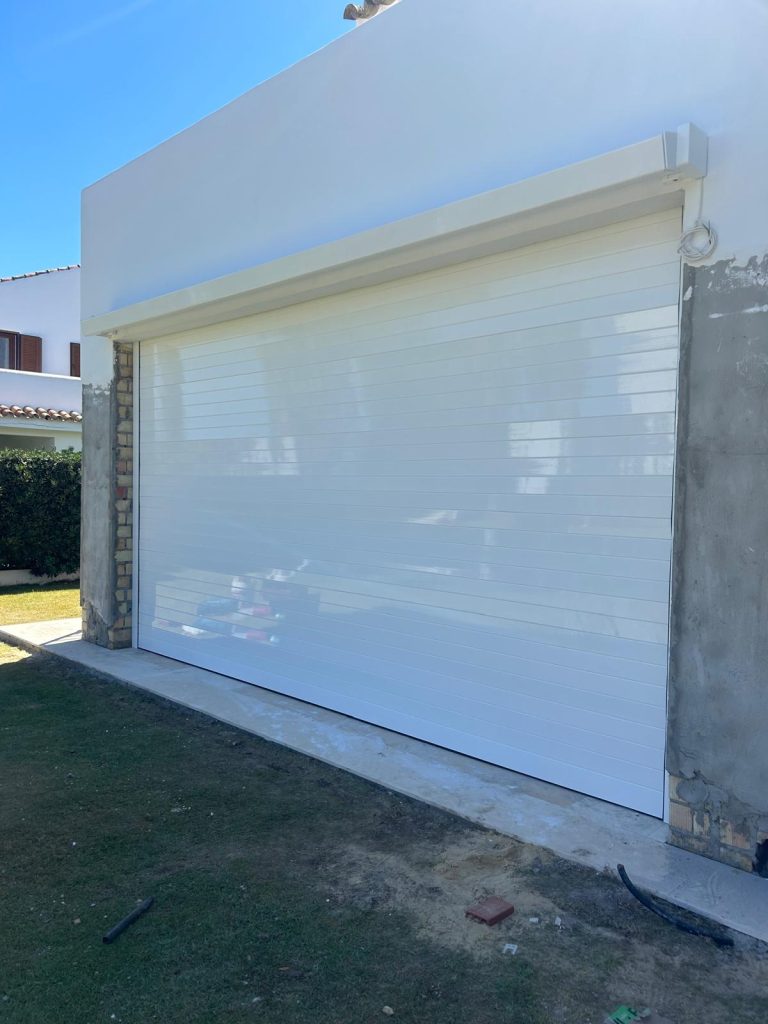 Puerta de garaje de aluminio en El Puerto de Santa María