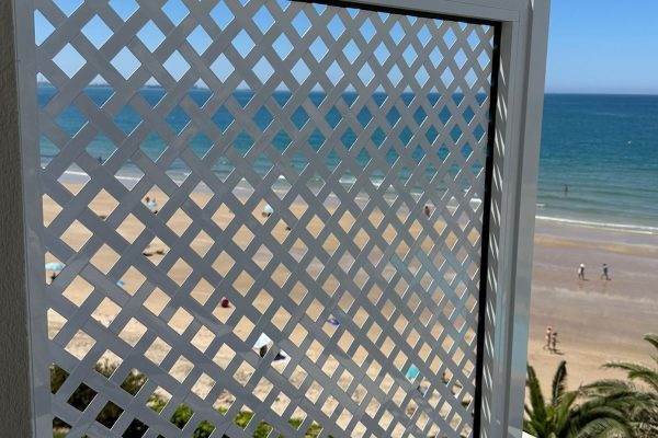 Cerramiento de aluminio para terraza en color blanco