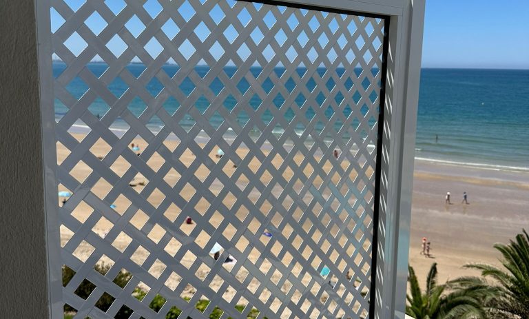 Cerramiento de aluminio para terraza en color blanco