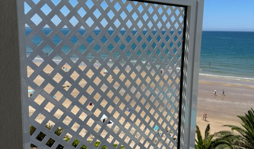 Cerramiento de aluminio para terraza en color blanco