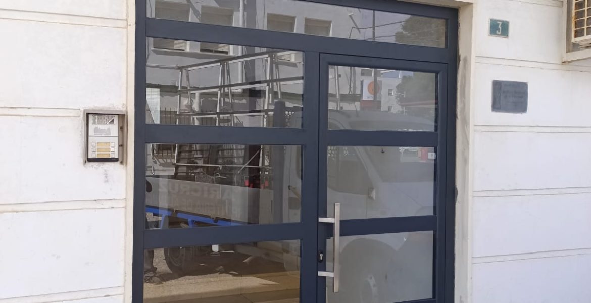 Puerta abatible serie A-40 Galisur con pestillera eléctrica. El Puerto de Santa María.