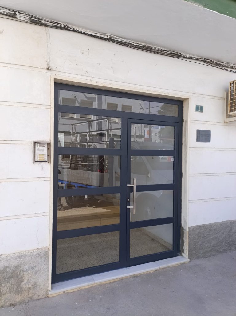 Puerta abatible serie A-40 Galisur con pestillera eléctrica. El Puerto de Santa María.