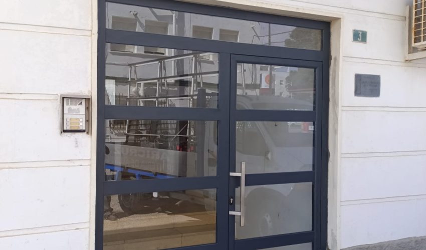 Puerta abatible serie A-40 Galisur con pestillera eléctrica. El Puerto de Santa María.