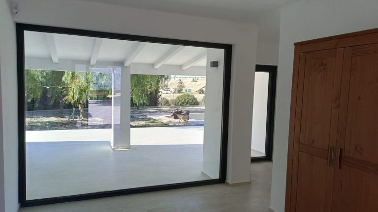 Ventanal fijo de PVC en Cádiz. Aricruz.