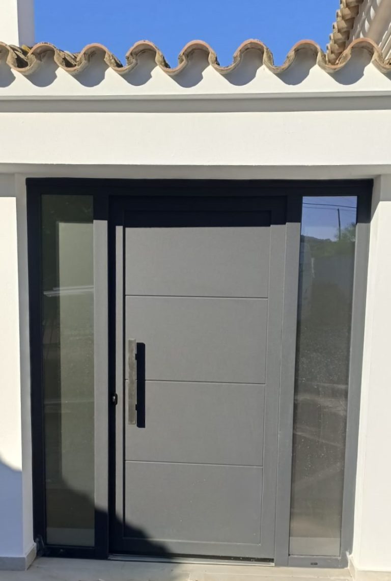 Puerta de entrada a vivienda de PVC. Arcos de la Frontera.