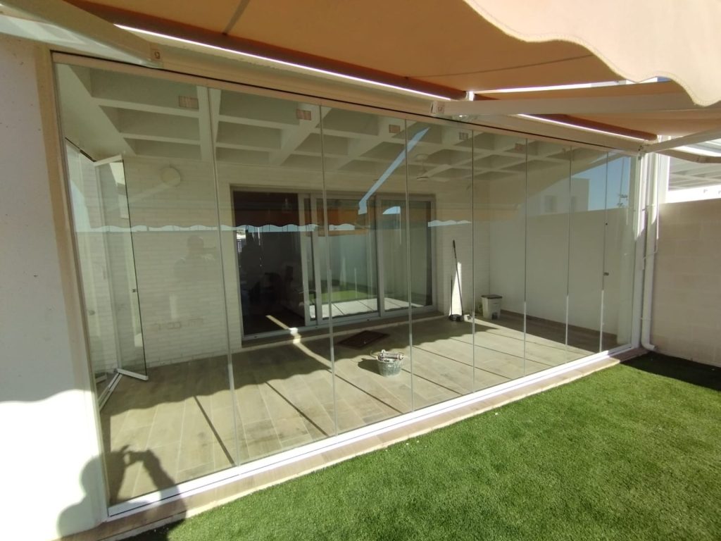 Cortina de Cristal en una vivienda de El puerto de Santa maría. Aricruz Aluminios