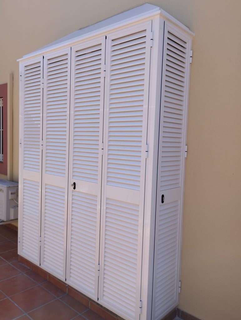Mueble de Aluminio en color blanco a medida. Carpintería metálica en Cádiz.