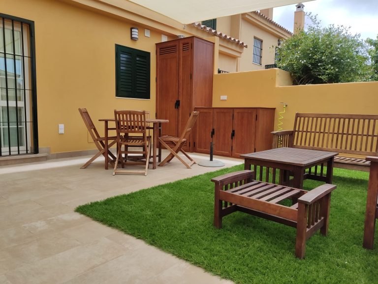 Carpinteria de aluminio en Rota. Muebles color madera.