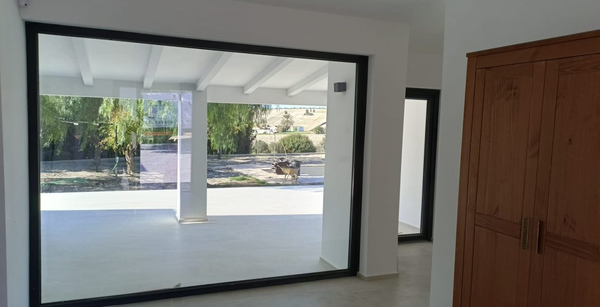 Ventanas a medida en color Negro. Empresa de alumino y PVC. Aricruz