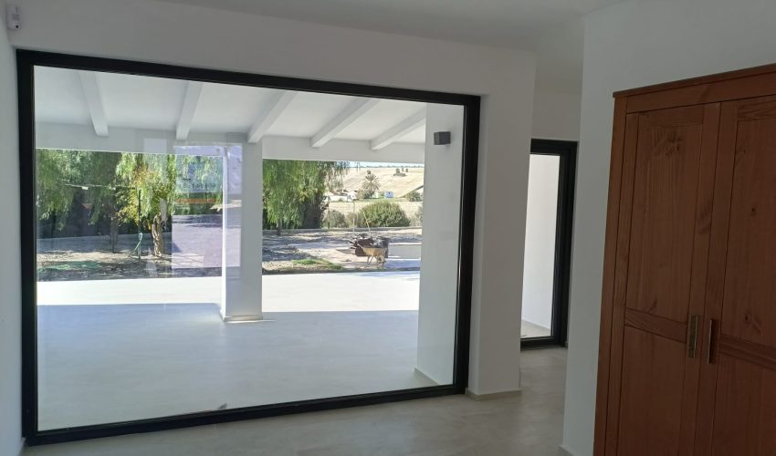 Ventanas a medida en color Negro. Empresa de alumino y PVC. Aricruz
