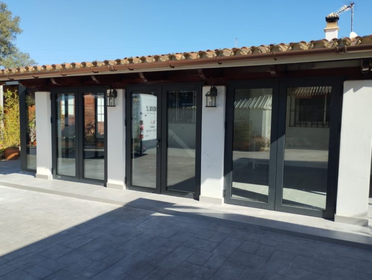 Puertas de Alumino Cortizo en Cádiz. Aricruz Aluminio.