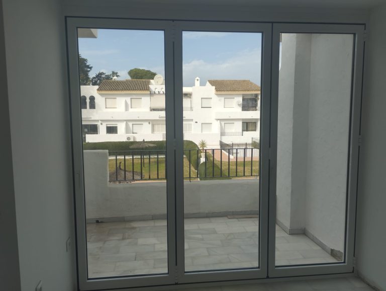 Puerta replegable de 3 hojas en aluminio instalada en El Puerto de Santa María