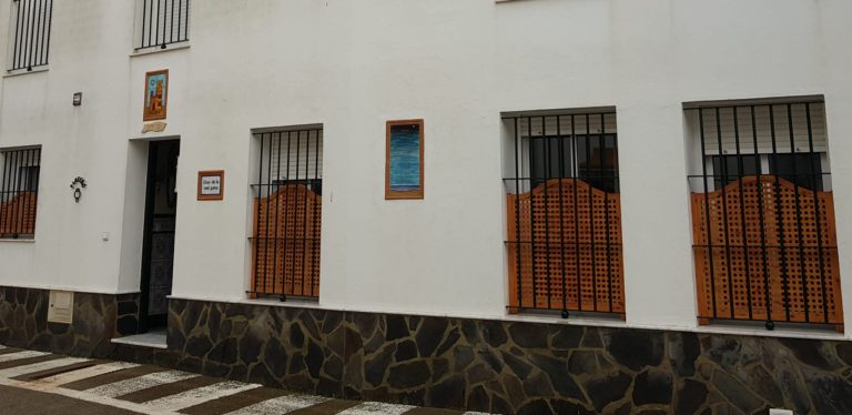 Fijos de aluminio en color madera. Instalación en Medina Sidonia.