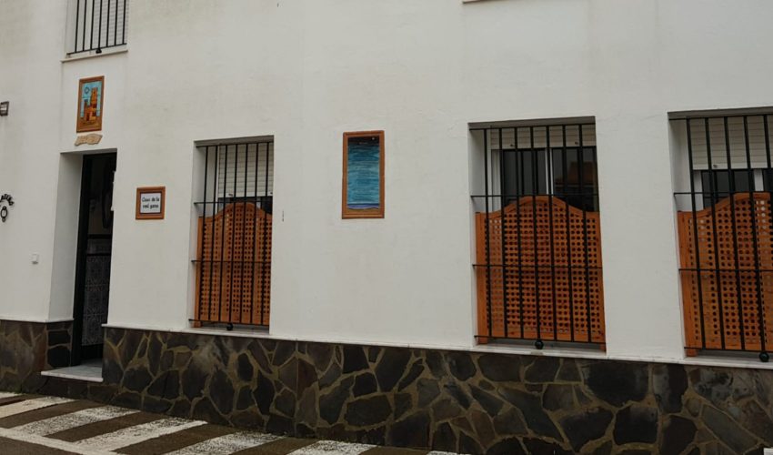 Fijos de aluminio en color madera. Instalación en Medina Sidonia.