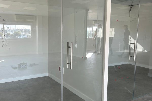 Puertas de cristal para oficinas en El Puerto de Santa María.