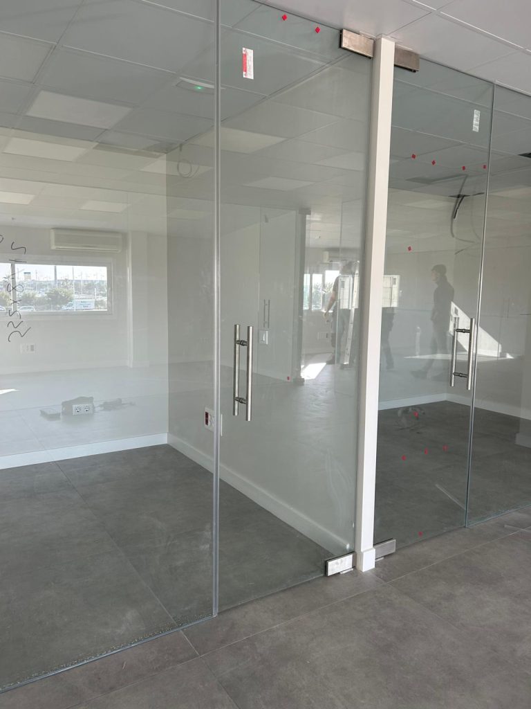 Puertas de cristal para oficinas en El Puerto de Santa María.