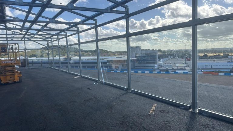 Trabajo de aluminio y cristal en jerez de la frontera. Aricruz.